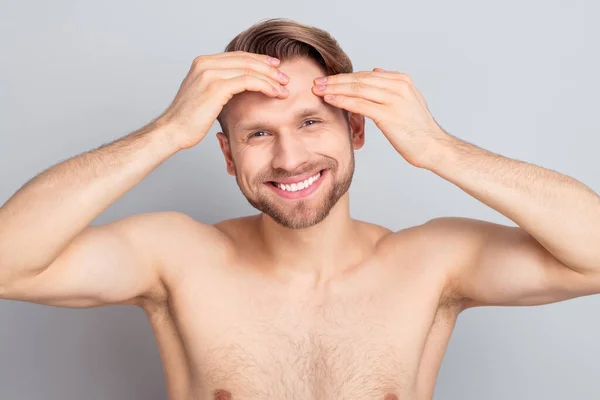 Foto van mannelijke blonde hairdo man aanraking gezicht zonder kleren geïsoleerd op grijze achtergrond — Stockfoto