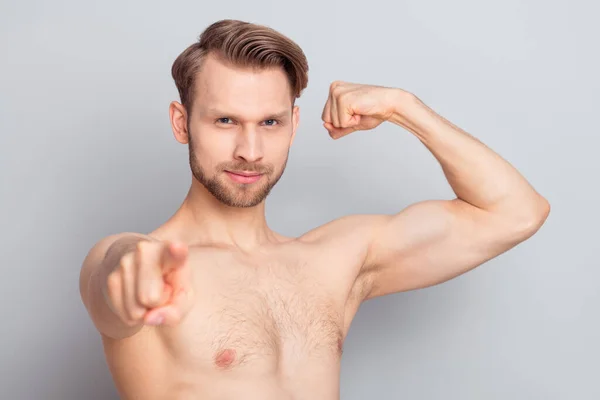 Portrait von attraktiven Inhalt strenger Kerl demonstriert Muskeln zeigt Ihnen isoliert über graue Pastellfarbe Hintergrund — Stockfoto