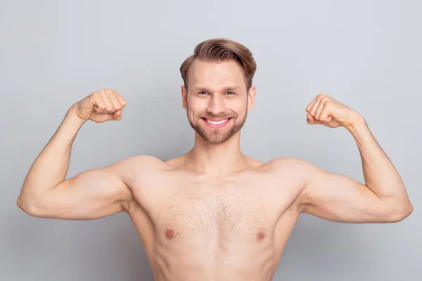 Foto del tipo rubio activo del peinado mostrar brazos sin ropa aislada sobre fondo de color gris — Foto de Stock