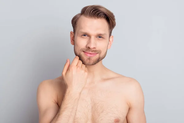 Foto van optimistisch blond kapsel guy touch baard zonder kleren geïsoleerd op grijze achtergrond — Stockfoto