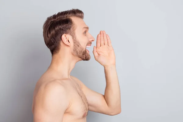 Perfil lado ver retrato de atractivo alegre chico diciendo noticias copia espacio aislado sobre gris pastel color fondo — Foto de Stock