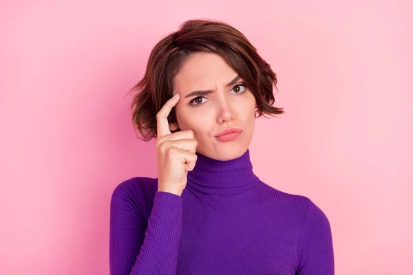 Zdjęcie smutnej brunetki millenium pani palec głowa nosić fioletowy sweter izolowane na różowym tle koloru — Zdjęcie stockowe