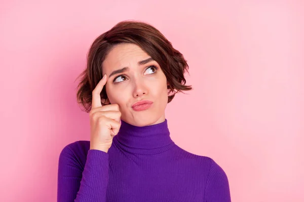 Foto di pensare bruna millenaria signora look spazio vuoto indossare maglione viola isolato su sfondo di colore rosa — Foto Stock