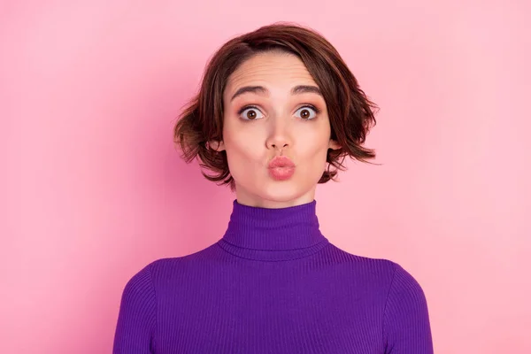 Foto de coqueta morena milenaria dama golpe beso desgaste suéter violeta aislado sobre fondo de color rosa —  Fotos de Stock