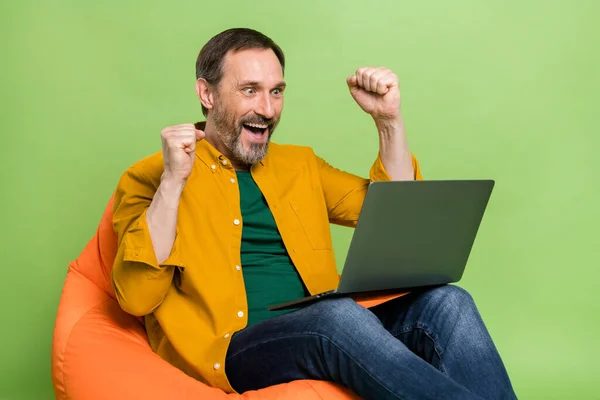 Προφίλ πλευρά φωτογραφία του ώριμου ανθρώπου ευτυχής θετικό χαμόγελο χαίρονται νίκη ματιά φορητό υπολογιστή απομονωμένο πάνω από το πράσινο φόντο χρώμα — Φωτογραφία Αρχείου