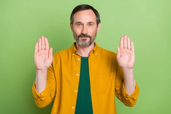 Photo de l'homme mature montrer les mains arrêter assez de règles interdites déclin isolé sur fond de couleur verte — Photo