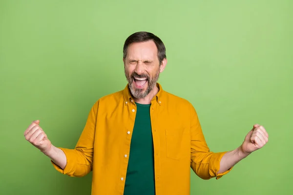 Foto de homem bonito maduro feliz sorriso positivo alegrar vitória vitória vitória sucesso sorte isolado sobre fundo de cor verde — Fotografia de Stock