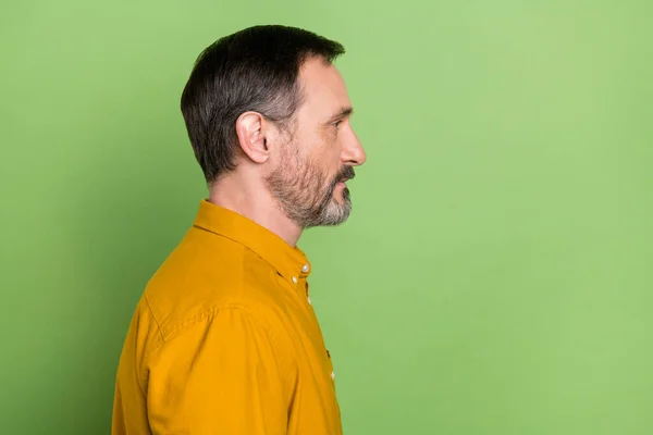 Profil côté photo de mature bel homme sérieux regard confiant espace vide isolé sur fond de couleur verte — Photo