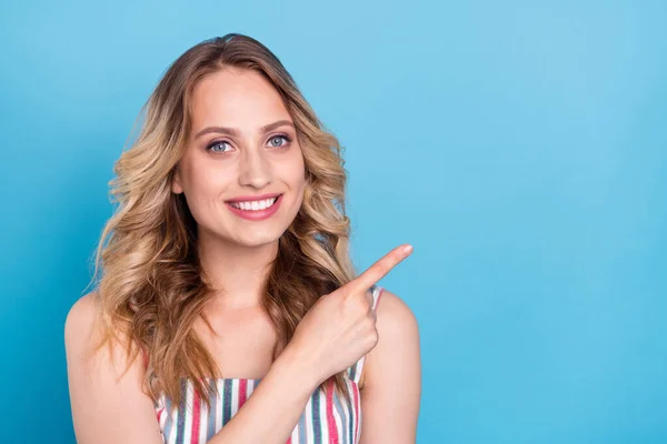 Φωτογραφία της νεαρής γυναίκας ευτυχής θετικό χαμόγελο σημείο δάχτυλο κενό χώρο διαφήμιση συμβουλεύει απομονώνονται σε μπλε φόντο χρώμα — Φωτογραφία Αρχείου
