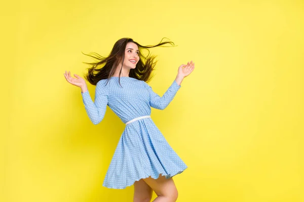Фото прекрасной леди ветер удар прическа носить пунктирный синий мини платье изолированный желтый цвет фона — стоковое фото