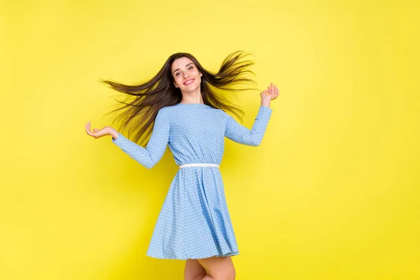 Foto de adorável doce jovem senhora desgaste pontilhado roupa sorrindo dançando isolado cor amarela fundo — Fotografia de Stock