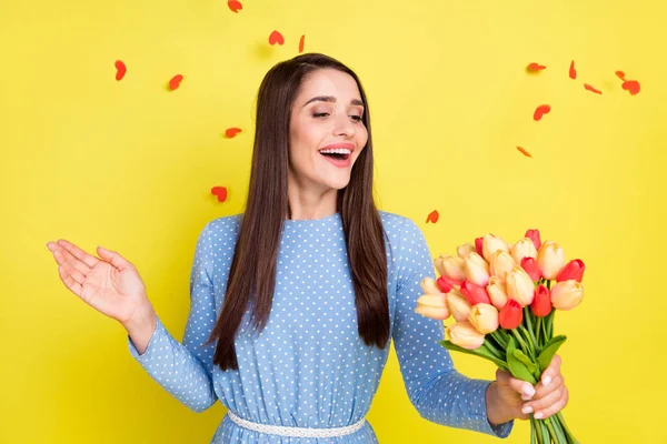 Foto av charmiga vackra unga dam slitage prickig outfit ler njuter gäng arom isolerad gul färg bakgrund — Stockfoto