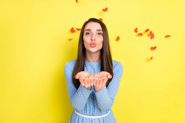 Foto de romântico afetuoso menina segurar as mãos enviar ar beijo desgaste pontilhado azul vestido isolado cor amarela fundo — Fotografia de Stock