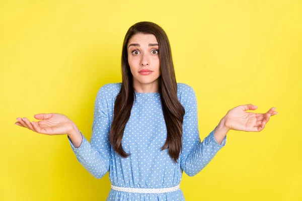 Foto van bang clueless jonge vrouw gekleed blauwe kleren shrugging schouders geïsoleerde gele kleur achtergrond — Stockfoto