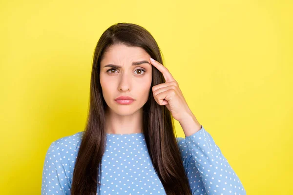 Foto de mente inteligente niña dedo templo pensar desgaste punteado vestido azul aislado color amarillo fondo — Foto de Stock