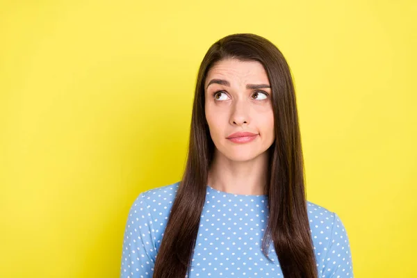 Foto de dudosa joven insegura usar traje punteado buscando espacio vacío aislado color amarillo fondo — Foto de Stock