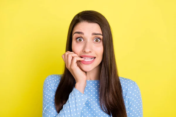 Foto van charmante bang jonge vrouw gekleed blauwe kleren bijtende vingers geïsoleerde gele kleur achtergrond — Stockfoto