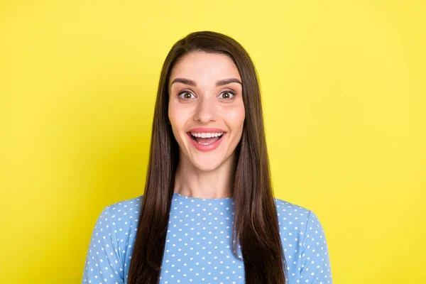 Foto de engraçado impressionado jovem mulher vestida azul roupas olhos grandes boca aberta sorrindo isolado cor amarela fundo — Fotografia de Stock