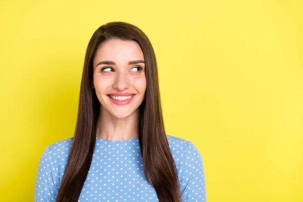 Foto van charmante zoete jonge dame dragen gestippelde outfit glimlachen op zoek lege ruimte geïsoleerde gele kleur achtergrond — Stockfoto