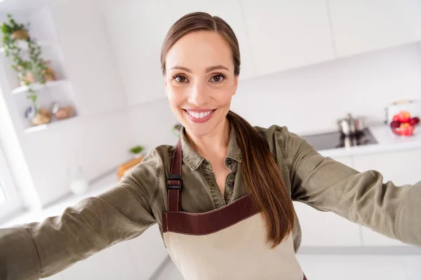 Фото солодкого блискучого сімейного одягу коричневий фартух усміхнений кулінарний запис відео в приміщенні домашнього будинку — стокове фото