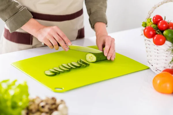 Vista ritagliata delle mani delle donne che tagliano verdure fresche prodotti biologici a bordo rendendo insalata a casa luce interni bianchi all'interno — Foto Stock