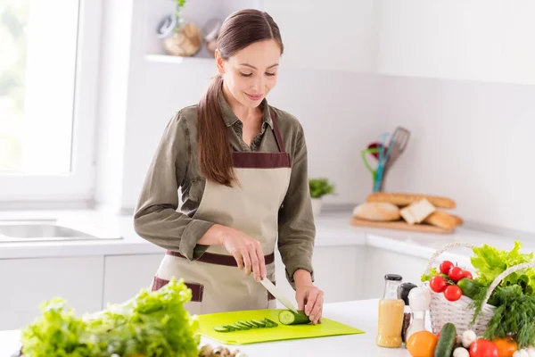 Портрет привабливої веселої жінки, що рубає свіжі овочі біологічно органічні продукти меню вдома світло-білий інтер'єр в приміщенні — стокове фото
