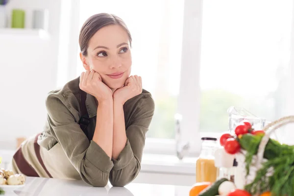 Retrato de mujer alegre soñadora atractiva preparando comida fresca creando nueva receta día culinario en casa luz blanca interior interior interior —  Fotos de Stock