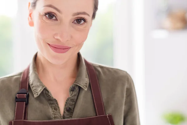 Retrato de vista recortada de chica alegre atractiva cocina tradicional cena usando delantal en casa luz interior blanco interior —  Fotos de Stock