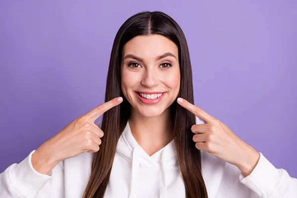 Foto de los dedos de la mujer feliz positiva joven cara dientes blanqueamiento sonrisa aislada sobre fondo de color violeta —  Fotos de Stock