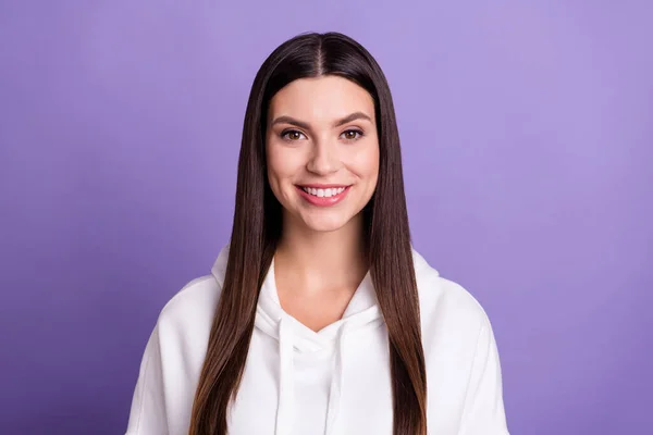 Foto de joven feliz encantadora mujer positiva buen humor disfrutar de sonrisa aislada sobre fondo de color púrpura — Foto de Stock