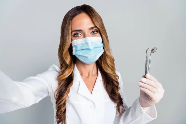 Автопортрет привлекательной женщины док проведение стоматологических инструментов кариес лечение изолированы на сером пастельном фоне — стоковое фото