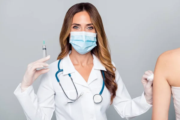 Портрет привлекательной женщины док делает укол анти мер против гриппа cov изолированы на сером пастельном фоне — стоковое фото