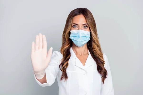 Portrét atraktivní ženy doc nosí masku ukazující stop znamení žádný odpad protest izolované přes šedé pastelové barvy pozadí — Stock fotografie