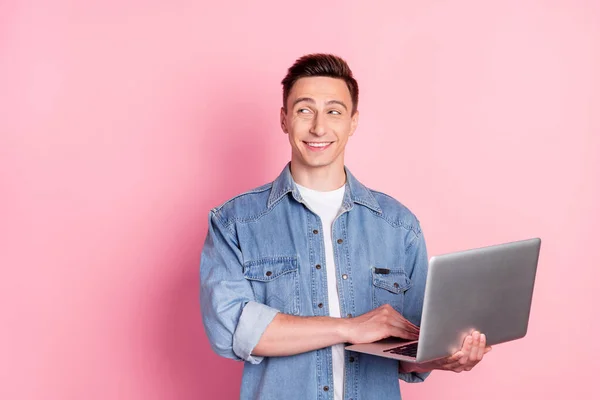 Foto von jungen positiven fröhlich verträumt Geschäftsmann denken Brainstorming halten Laptop isoliert auf rosa Hintergrund — Stockfoto