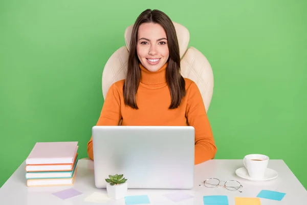 Портрет довольно веселый опытный девушка агент брокер с помощью ноутбука развивающейся компании изолированы на ярко-зеленом фоне — стоковое фото
