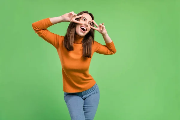 Portret van aantrekkelijke vrolijke zorgeloze mooi meisje met plezier tonen dubbele v-teken clubbing geïsoleerd over groene kleur achtergrond — Stockfoto