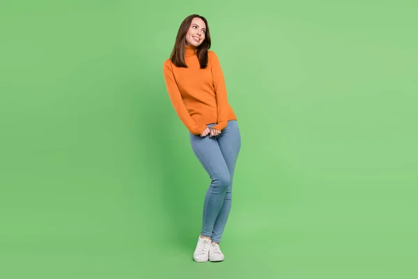 フル長いボディサイズビューの魅力的な陽気な女の子ポーズ思考コピースペース隔離された緑の色の背景 — ストック写真