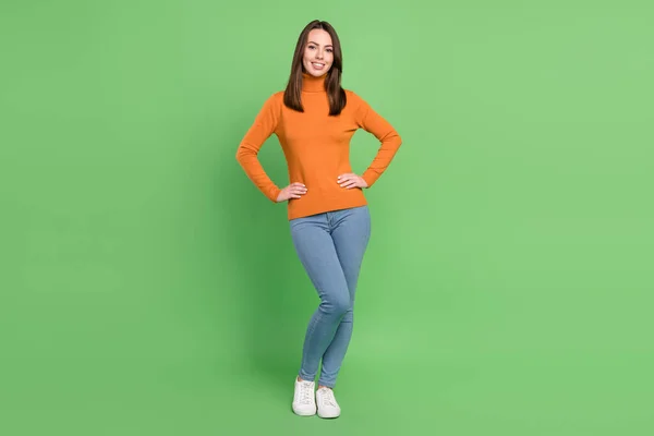 Longitud completa tamaño del cuerpo foto chica usando ropa casual sonriendo aislado pastel color verde fondo — Foto de Stock