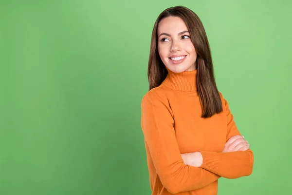 Foto ritratto business donna sorridente mani piegate casual vestiti cercando spazio vuoto isolato pastello colore verde sfondo — Foto Stock