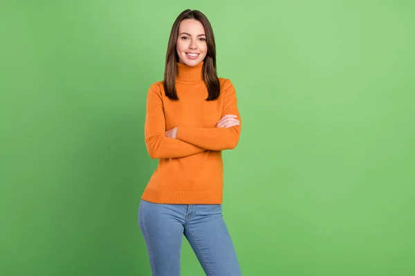 Foto portret vrouw glimlachend gevouwen handen casual kleding geïsoleerde pastel groene kleur achtergrond copyspace — Stockfoto