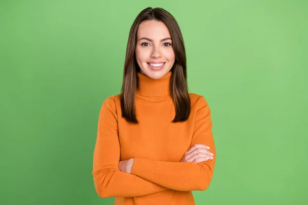 Фотопортрет жінка усміхнені складені руки повсякденне вбрання ізольовані пастельний зелений колір фону — стокове фото