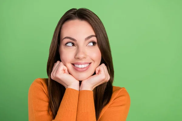 Photo muotokuva nainen hymyilee onnellinen yllään rento vaatteita etsivät copyspace eristetty pastelli vihreä väri tausta — kuvapankkivalokuva
