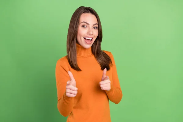 Foto retrato mulher sorrindo apontando dedo para você selecionando isolado pastel cor verde fundo — Fotografia de Stock