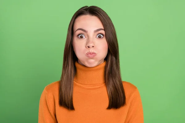 Foto mulher retrato vestindo roupa casual enganando manter o ar nas bochechas isolado pastel cor verde fundo — Fotografia de Stock