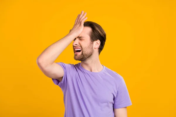 Foto di affascinante sconvolto giovane gentiluomo indossare viola t-shirt avendo problemi braccio fronte isolato colore giallo sfondo — Foto Stock