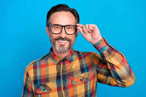 Foto porträtt man ler glad bär rutig skjorta glasögon ler glad isolerad levande blå färg bakgrund — Stockfoto