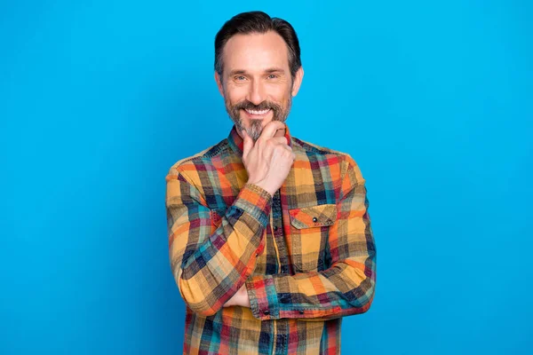 Photo portrait homme souriant heureux portant chemise à carreaux réfléchi eu idée isolé fond de couleur bleu vif — Photo