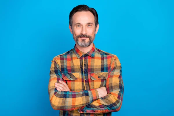 Foto retrato hombre de negocios con las manos dobladas usando camisa a cuadros aislado de color azul brillante fondo —  Fotos de Stock