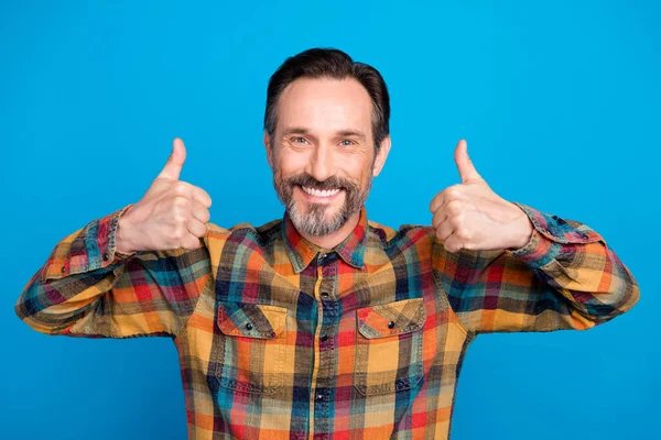 Portrait photo homme souriant montrant comme signe recommander isolé couleur bleu vif arrière-plan — Photo