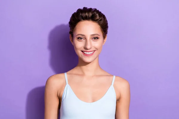 Foto ritratto ragazza con bob acconciatura in blu top sorridente felice isolato colore viola pastello sfondo — Foto Stock